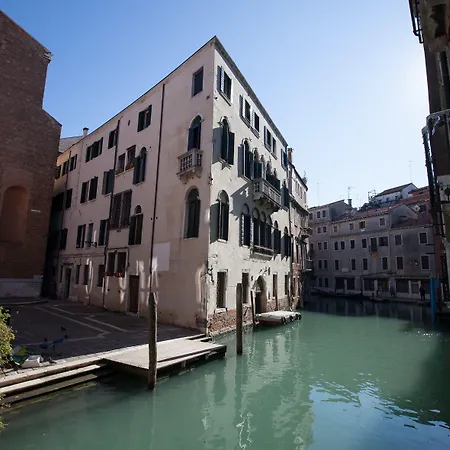 Ca' Foscolo Apartahotel 4*