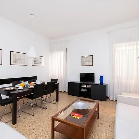 Ca' Foscolo Aparthotel 2*