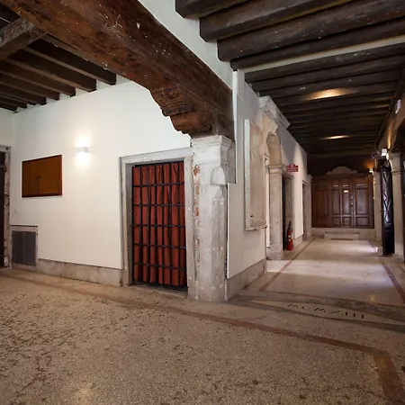 Ca' Foscolo Apartahotel 4*