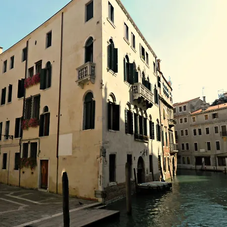 Ca' Foscolo Apart Otel