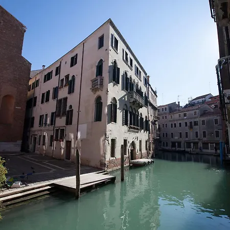 Ca' Foscolo 2* Venice