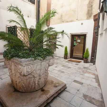 Ca' Foscolo 2* Venice
