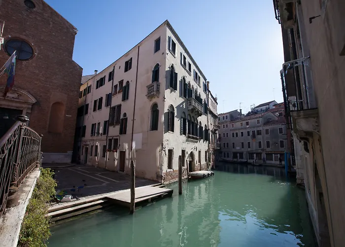 Ca' Foscolo Apartahotel 4*